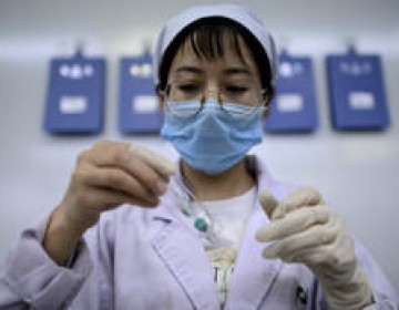 Emiratos prueba con China dos vacunas para la COVID-19 en 15,000 voluntarios