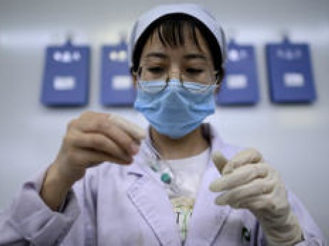 Emiratos prueba con China dos vacunas para la COVID-19 en 15,000 voluntarios