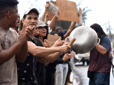 Manifestantes contin&uacute;an frente a la JCE pidiendo la renuncia del pleno 