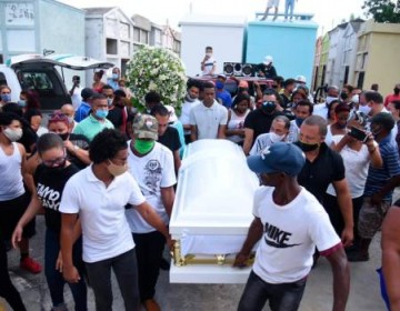 Con m&uacute;sica y gallos multitud sepulta a La Soga en Santiago