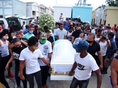 Con m&uacute;sica y gallos multitud sepulta a La Soga en Santiago