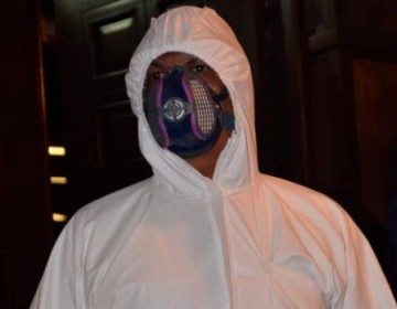 Diputado Peguero M&eacute;ndez llega con traje de bioseguridad a la C&aacute;mara de Diputados