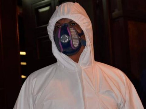 Diputado Peguero M&eacute;ndez llega con traje de bioseguridad a la C&aacute;mara de Diputados