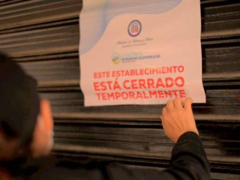 Interior y Polic&iacute;a cierra doce negocios de venta de bebidas alcoh&oacute;licas por violar toque de queda