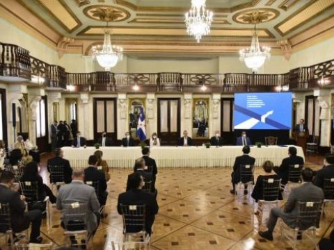 Gobierno firma reglamento de Alianzas Público-Privadas para impulsar el desarrollo económico del país