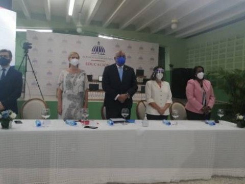 Ministerio de educación inicia entrega de dispositivos electrónicos a profesores para capacitación docente