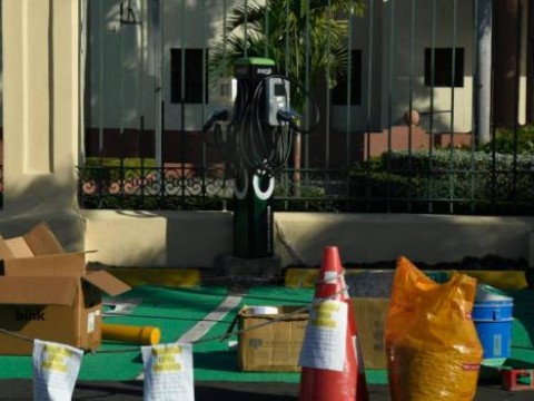 Gobierno instala cargadores de carros el&eacute;ctricos en los alrededores del Palacio Nacional  