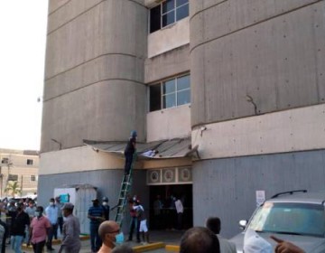 Hacienda niega hombre que se lanz&oacute; de edificio de oficinas gubernamentales no hab&iacute;a sido cancelado