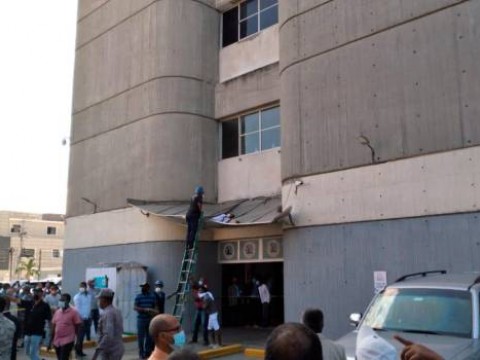 Hacienda niega hombre que se lanz&oacute; de edificio de oficinas gubernamentales no hab&iacute;a sido cancelado