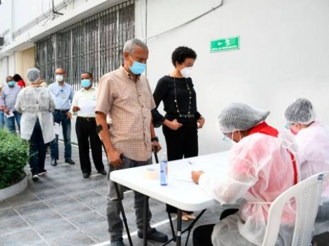 Salud P&uacute;blica cierra departamento de Medicamentos de Alto Costo por brote de COVID-19