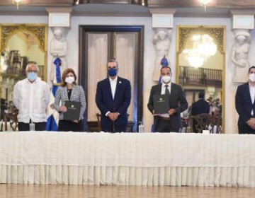 Gobierno firma acuerdo para adquirir 10 millones de vacunas contra el COVID-19