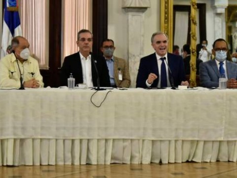 Abinader crea fondo para pagar doble sueldo a empleados del FASE I
