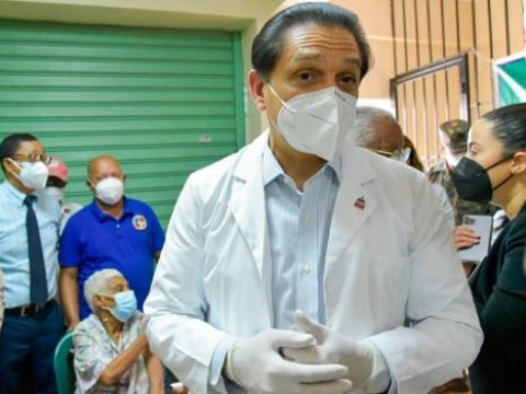 Ministro de Salud: Personas de 68 a&ntilde;os tambi&eacute;n se pueden vacunar
