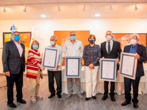 Ministra de cultura entrega Premio Nacional de Artes Visuales 