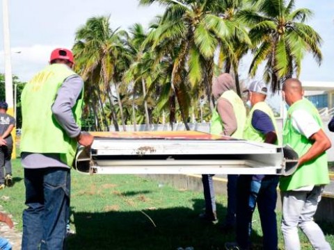 Alcaldía de Santo Domingo Este derriba vallas publicitarias que considera ilegales