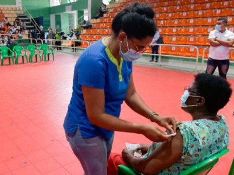 Centro de vacunación en el Centro Olímpico continua abierto a la poblacion 