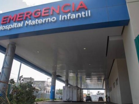 La morgue de COVID del hospital Luis Eduardo Aybar a la vista de los pacientes
