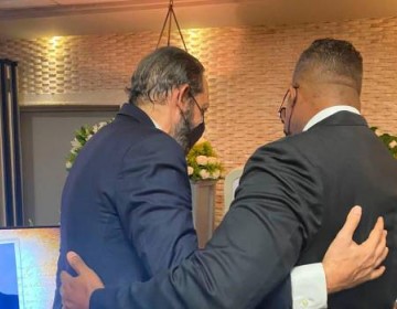 Juan Luis Guerra acude a funeraria a dar el p&eacute;same a familiares de Johnny Ventura
