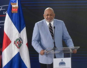Roberto Fulcar dice encontr&oacute; deuda de RD$17 mil millones y d&eacute;ficit de 19 mil maestros
