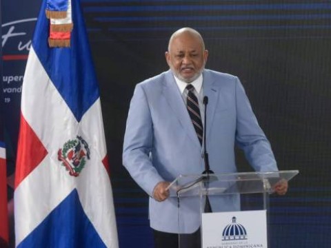 Roberto Fulcar dice encontr&oacute; deuda de RD$17 mil millones y d&eacute;ficit de 19 mil maestros