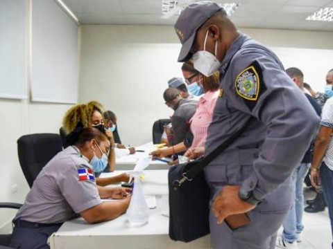 Se inicia entrega de cheques a miembros de la Polic&iacute;a Nacional en el Distrito Nacional
