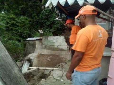 Colapsan dos viviendas en Santiago