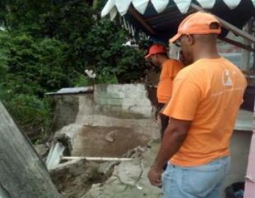 Colapsan dos viviendas en Santiago