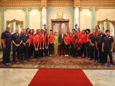 Abinader recibe en Palacio Nacional a las Reinas del Caribe tras su triunfo en la Copa Panamericana