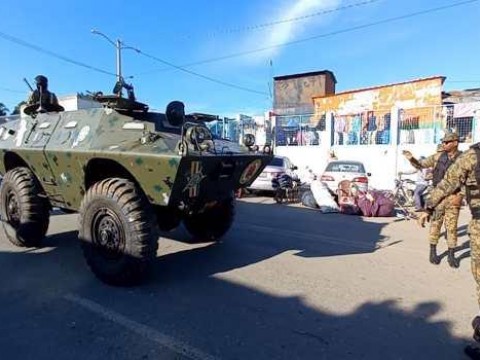Con tanquetas de guerra y helic&oacute;pteros vigilan la frontera en Dajab&oacute;n tras disturbios en Codevi