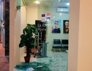 Desconocidos destruyeron cristales de la Oficina Senatorial de Puerto Plata