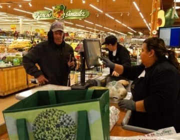 Latinos lideran crecimiento econ&oacute;mico en EEUU, pero est&aacute;n mal financieramente