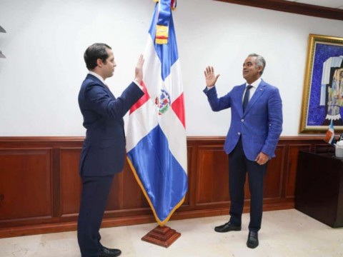 Joel Santos juramenta al nuevo superintendente de Valores