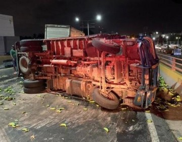 Cami&oacute;n se voltea en elevado de la autopista Duarte tras accidente con otros dos veh&iacute;culos