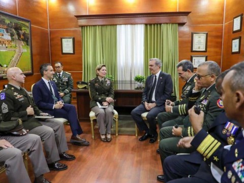 Jefa del Comando Sur de EEUU y Abinader se re&uacute;nen en graduaci&oacute;n de cadetes del Ej&eacute;rcito
