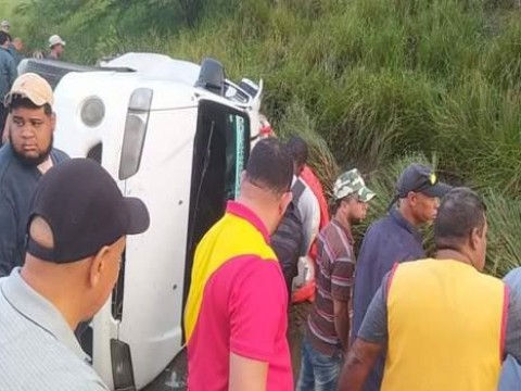 Un muerto y cinco heridos al volcarse minib&uacute;s en carretera Navarrete-Puerto Plata