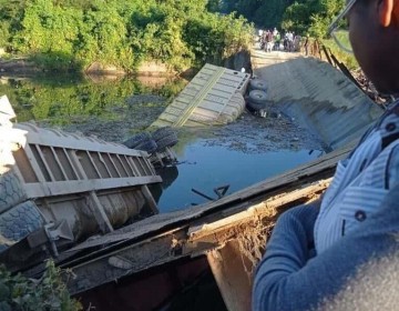 Colapsa puente en San Pedro de Macor&iacute;s mientras cruzaba una patana