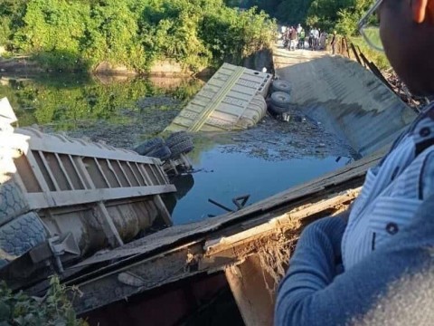 Colapsa puente en San Pedro de Macor&iacute;s mientras cruzaba una patana