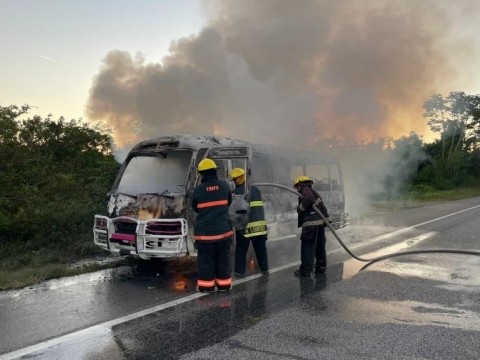 Se incendia autob&uacute;s con 21 turistas en autov&iacute;a El Coral