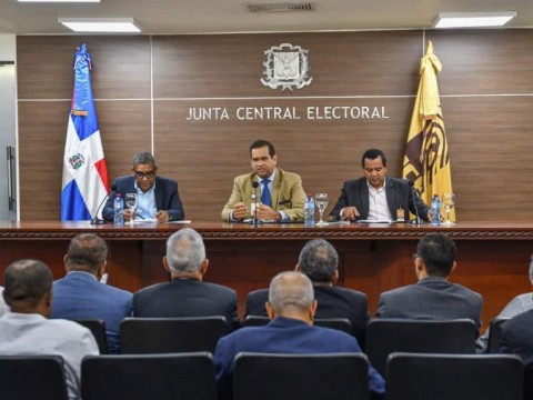 Capacitaci&oacute;n de miembros de colegios electorales y entrega de padr&oacute;n digital, actividades de la JCE en este mes
