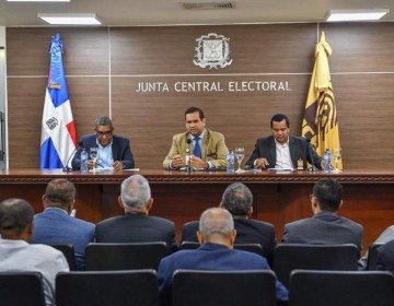 Capacitaci&oacute;n de miembros de colegios electorales y entrega de padr&oacute;n digital, actividades de la JCE en este mes