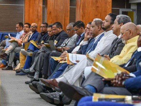 Partidos trabajan en presupuestos no desglosados y los informes sobre vallas publicitarias