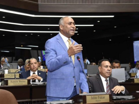 Julito Fulcar niega que PRM est&eacute; comprando alcaldes de la oposici&oacute;n