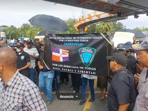 Veteranos retirados de la Polic&iacute;a y la Armada protestan en la 27 de Febrero