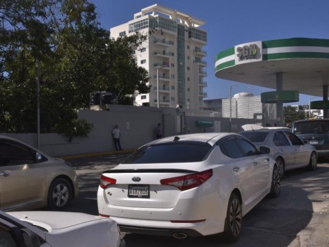Gobierno aumenta el precio del gas natural; choferes hacen filas para abastecerse
