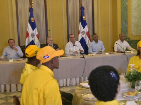 Presidente reconoce a bomberos forestales en Palacio Nacional