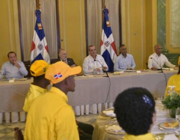 Presidente reconoce a bomberos forestales en Palacio Nacional
