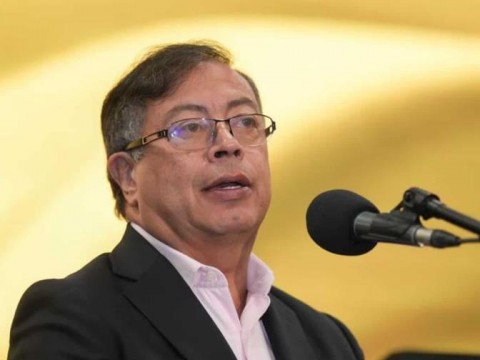 Petro: "Yo no sabr&iacute;a si es preferible apoyar a EEUU o a Rusia. Me parece que es lo mismo"