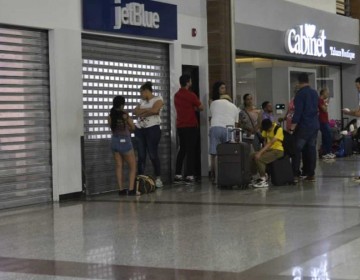 Maletas dejadas y retrasos de vuelos