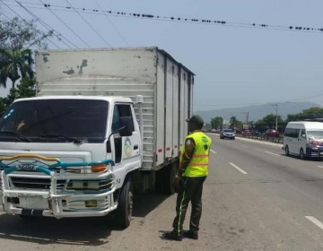 Retienen 70 camiones en Santiago por circular con gomas en mal estado