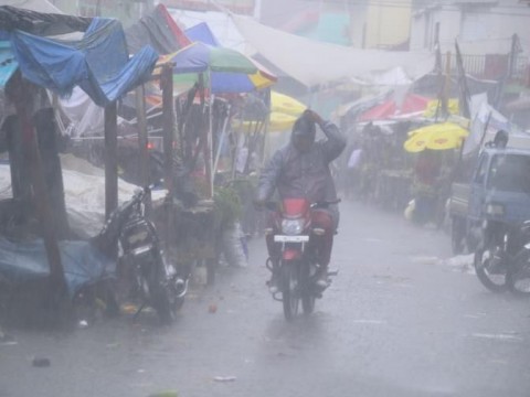 Director del COE pide a poblaci&oacute;n no salir a las calles ni ba&ntilde;arse en aguaceros